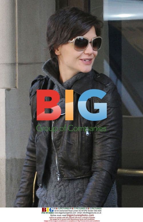 Katie Holmes Leaves Apartment