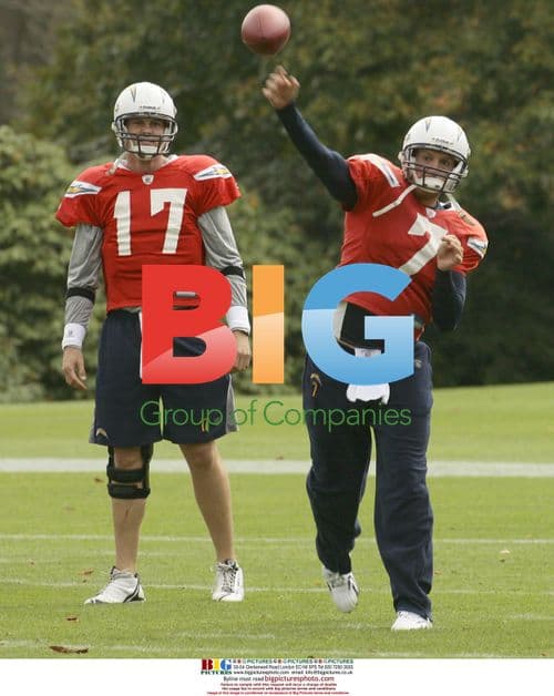 Philip Rivers watches Billy Volek during Chargers practice