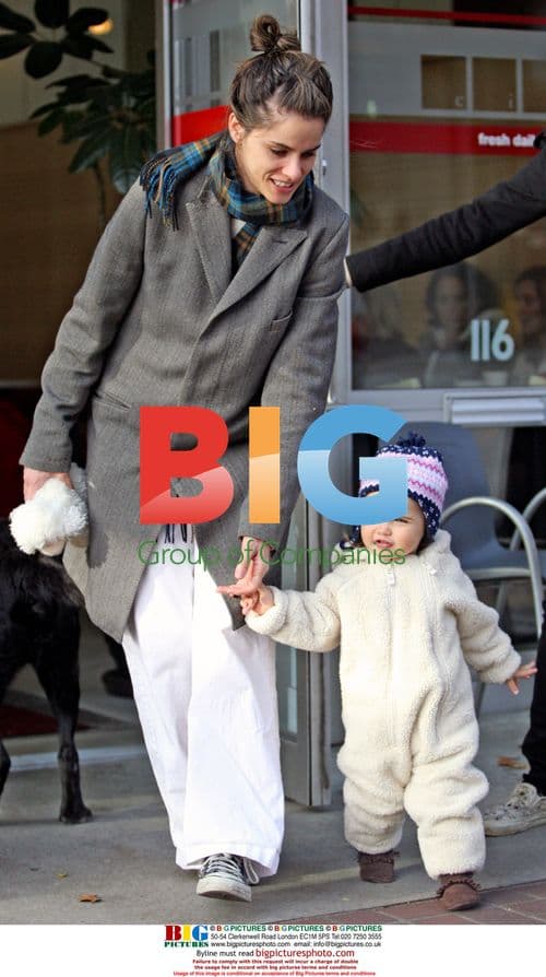 Amanda Peet and daughter at Vancouver Waterfront