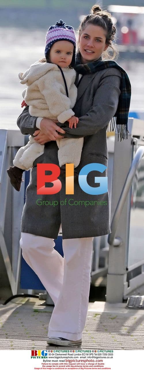 Amanda Peet and daughter out for a walk