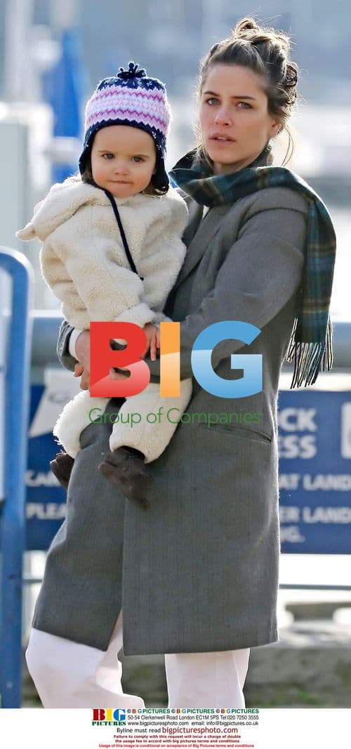 Amanda Peet & daughter at Vancouver Waterfront