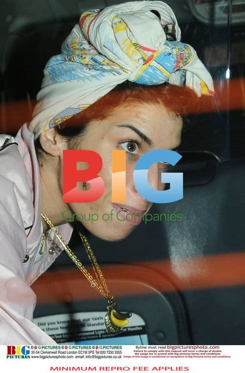 Amy Winehouse on way to London clinic