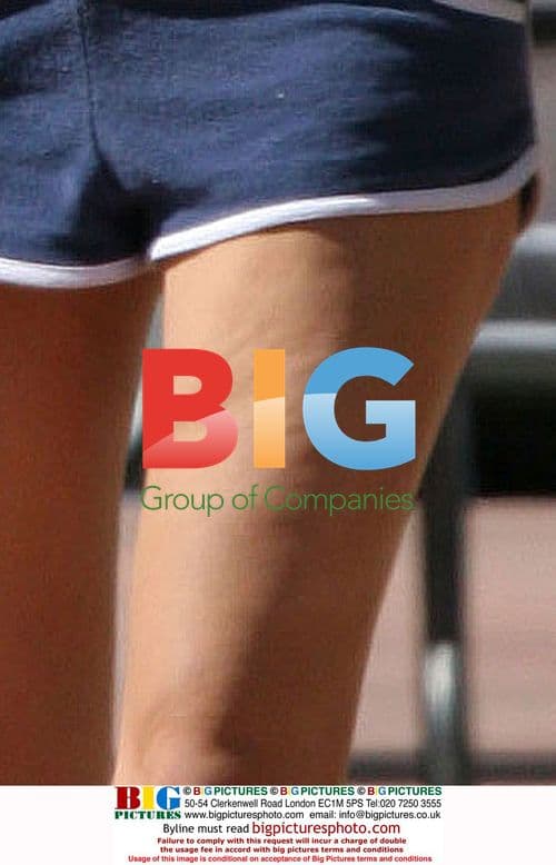 Amanda Bynes at Borders Book Store