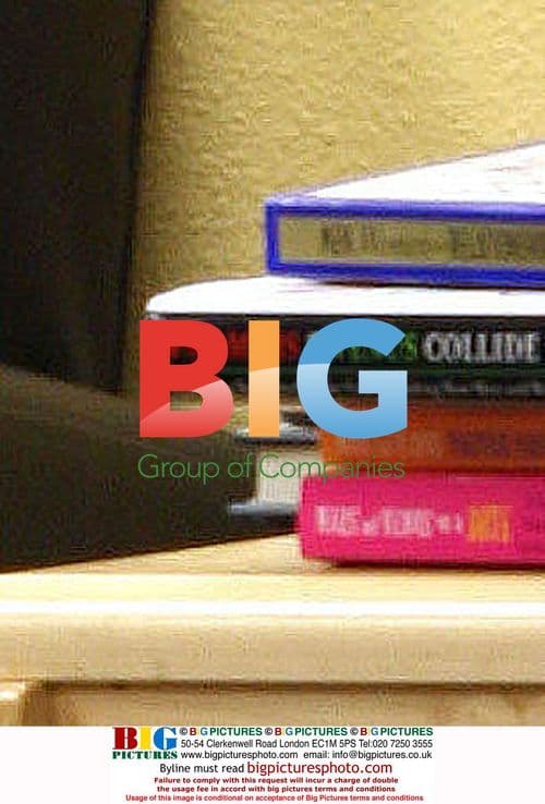 Amanda Bynes at Borders Bookstore