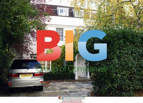 Jonathan Ross children pinning drapes