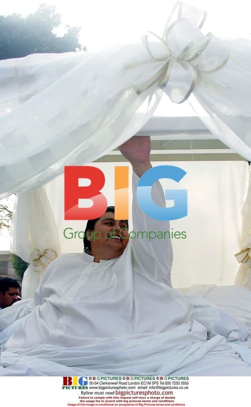 Manuel Uribe weds long-time girlfriend Claudia Solis