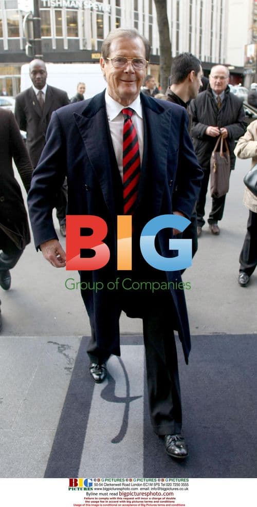 Roger Moore and wife leave hotel in Paris