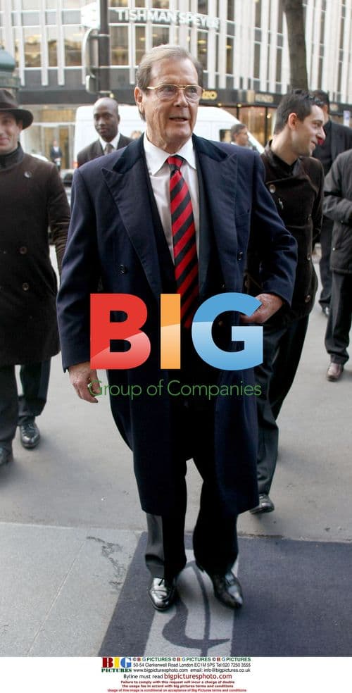 Roger Moore and wife return to hotel in Paris