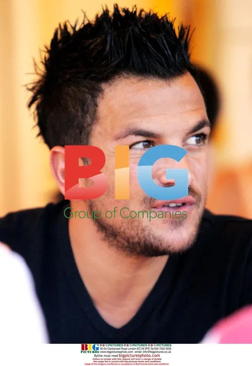 Peter Andre shops with brother
