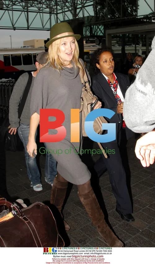 Kate Hudson mobbed by paparazzi at LAX