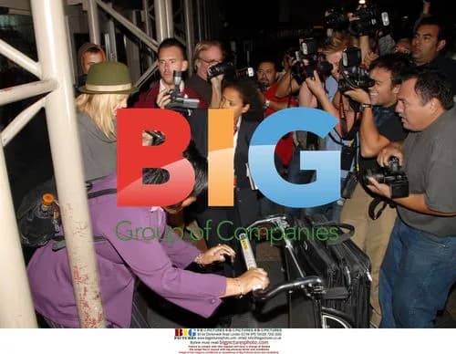 Kate Hudson mobbed by paparazzi at LAX