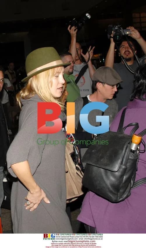 Kate Hudson mobbed by paparazzi at LAX