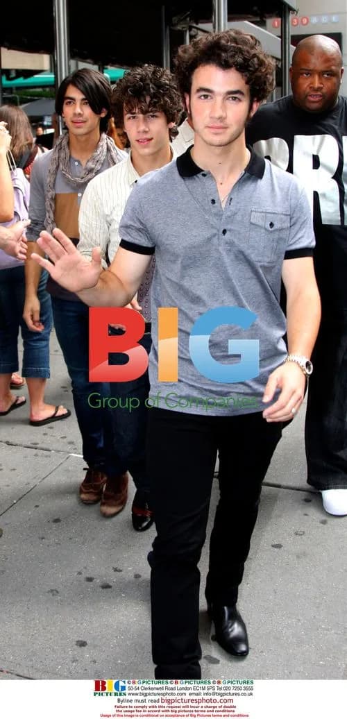 Jonas Brothers Mobbed By Fans After Concert