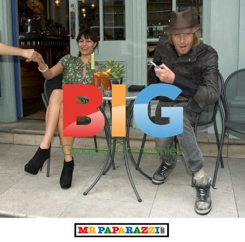 Rhys Ifans chases paparazzi in London