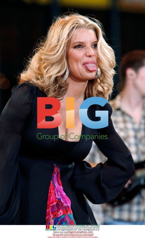 Jessica Simpson Performs on Good Morning America