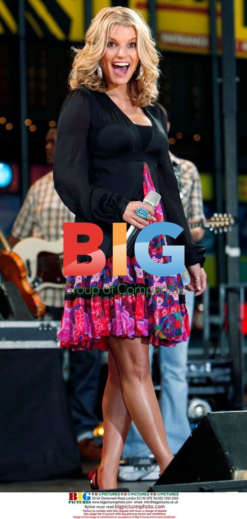 Jessica Simpson Performs on GMA