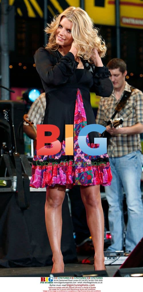 Jessica Simpson Performs on GMA