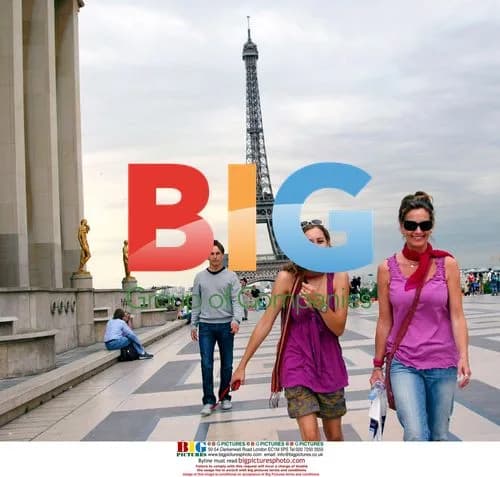Jazmine Grimaldi visits Paris with friend