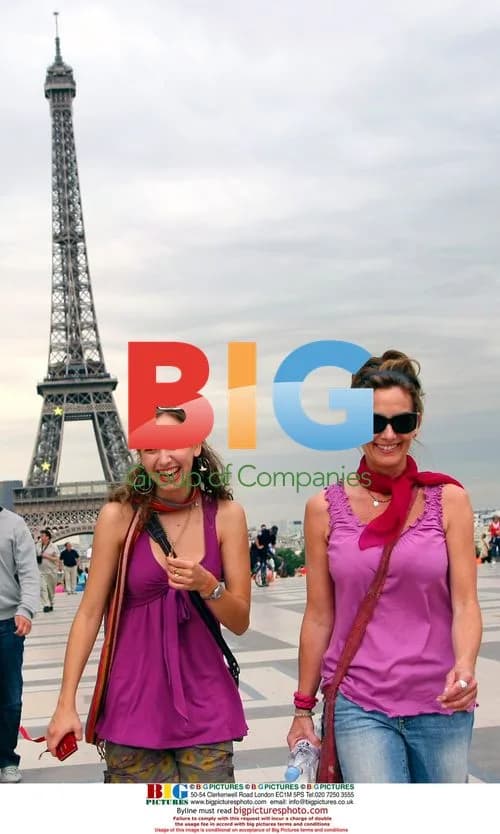Jazmine Grimaldi visits Paris with friend
