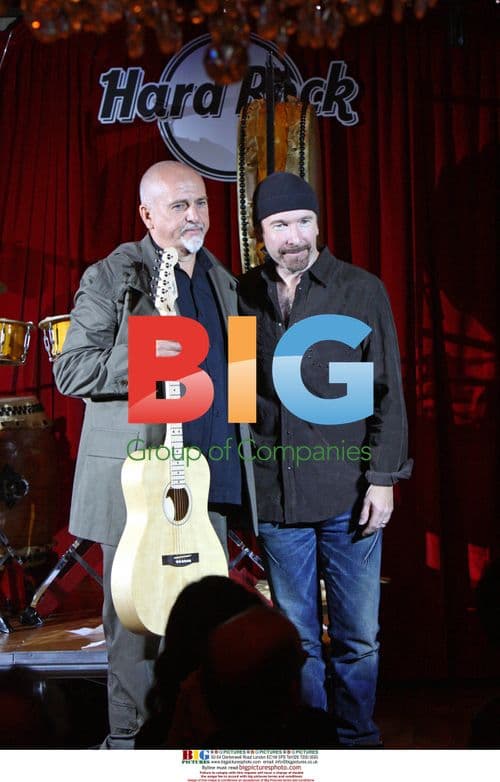 Peter Gabriel receives Amnesty award in London