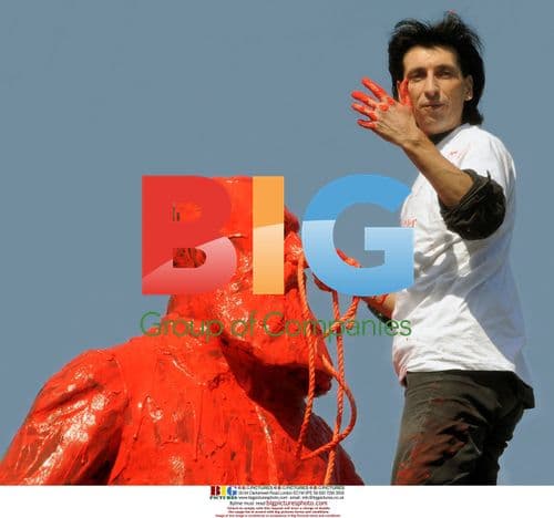 Author Theophile de Giraud protests King Leopold II statue