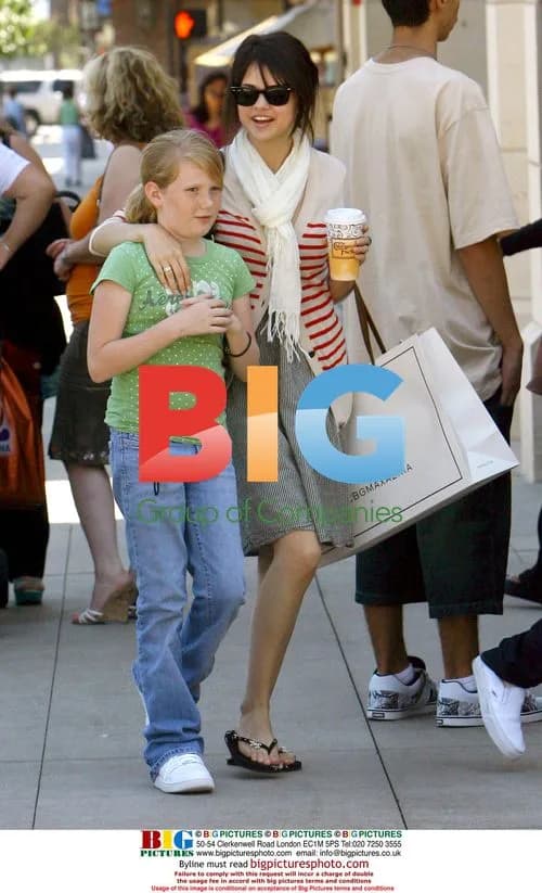 Selena Gomez shops and dines with family