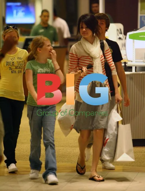 Selena Gomez shops and dines with family in Glendale
