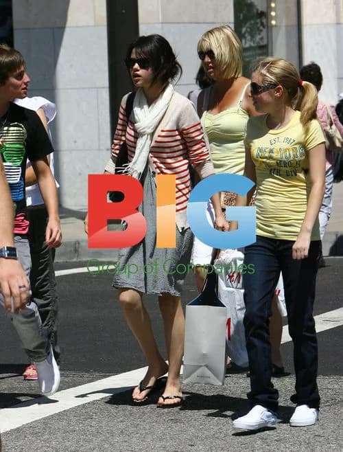 Selena Gomez shops and dines with family