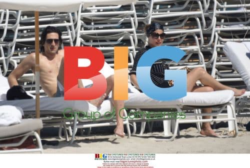 Adrien Brody and Elsa Pataky kiss on Miami beach