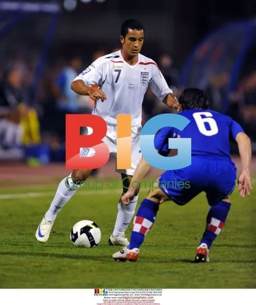 Theo Walcott and Danijel Pranjic at Croatia vs England 2008