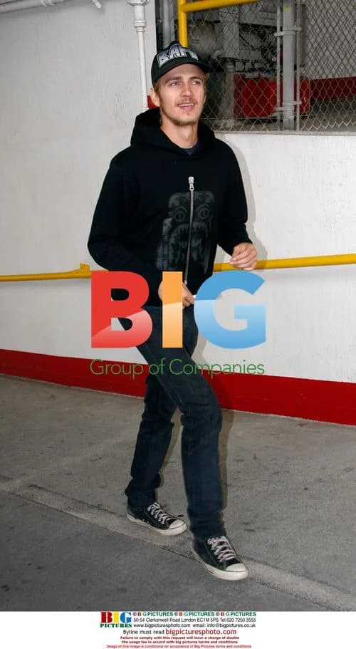 Hayden Christensen Leaves Doctor's Office