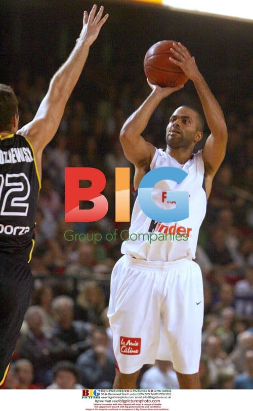 Eva Longoria cheers on husband Tony Parker