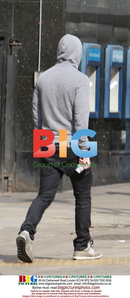 Josh Hartnett Enjoys Coffee in London