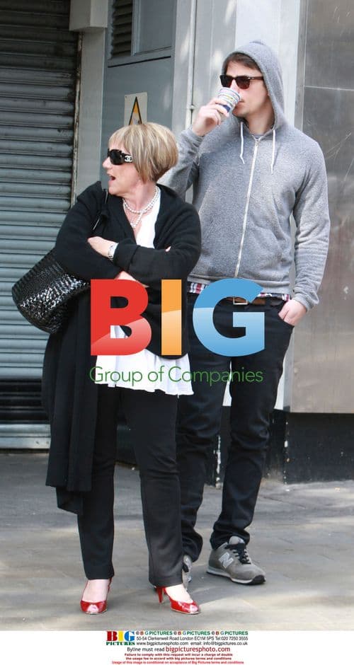 Josh Hartnett has coffee in London