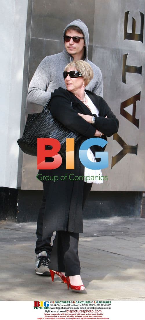 Josh Hartnett Grabs Coffee in London