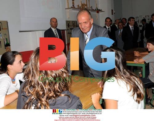 Queen Sofia and King Juan Carlos visit Mahon school