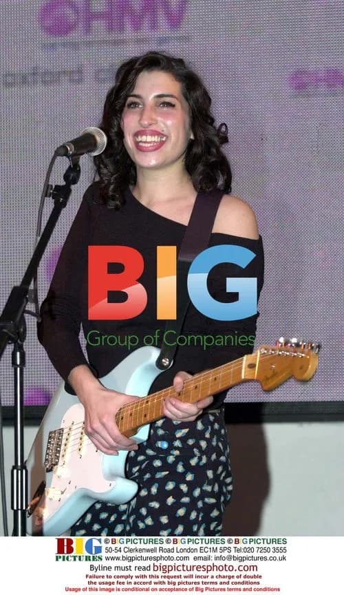 Amy Winehouse sings live at HMV