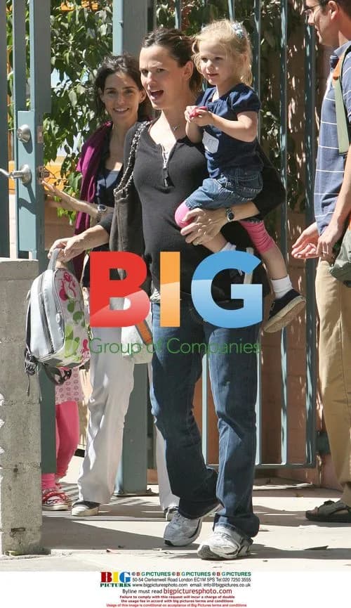 Jennifer Garner picks up daughter Violet