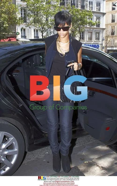 Rihanna Shopping in Paris