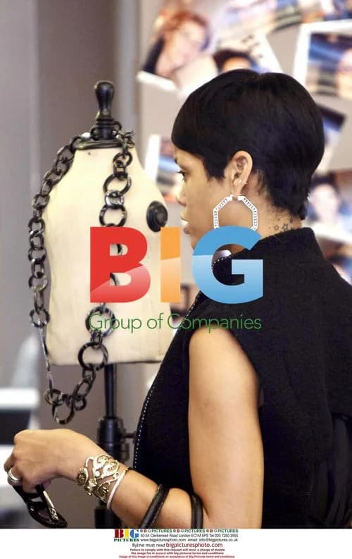 Rihanna Shopping in Paris