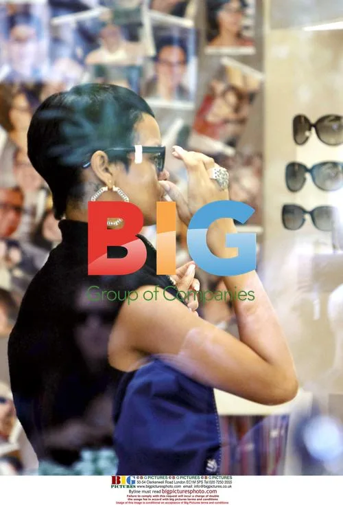Rihanna Shopping in Paris