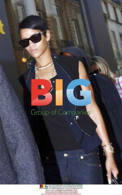 Rihanna Shopping in Paris