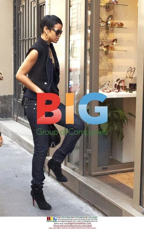 Rihanna Shopping in Paris