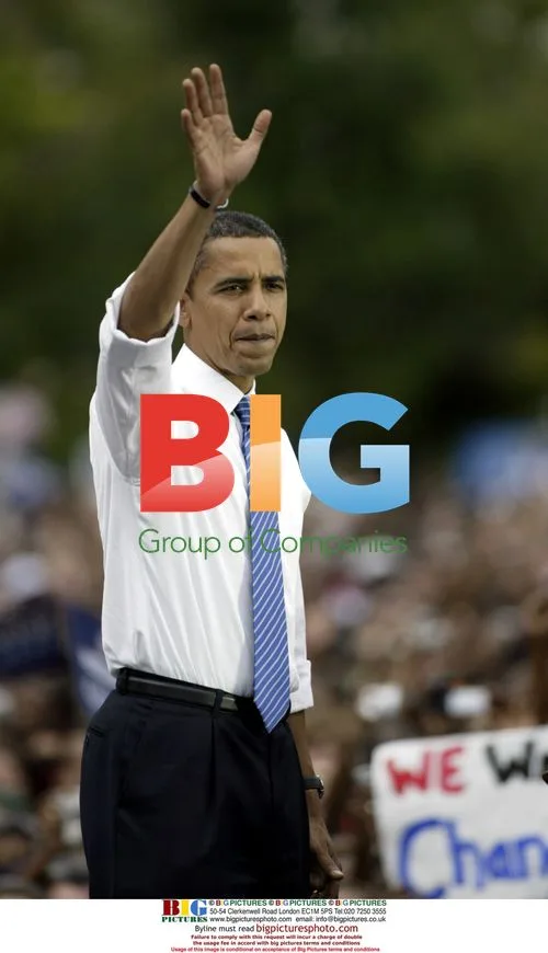 Obama Waves to Crowd in Charlotte