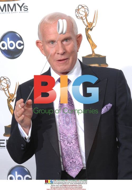 Tommy Smothers does yo-yo tricks