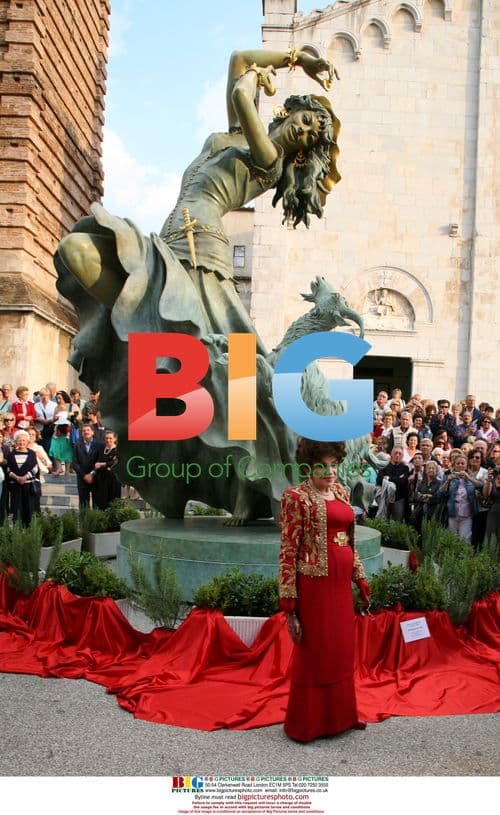 Gina Lollobrigida Opens Art Exhibition in Italy