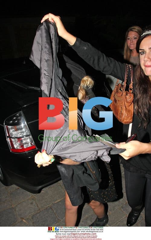 Mary-Kate Olsen rushes into Villa Lounge