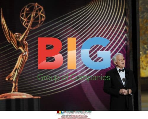 Steve Martin presents Emmy to Tommy Smothers