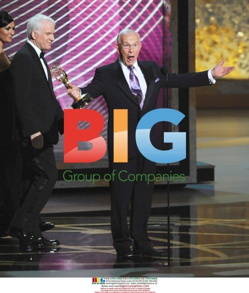 Tommy Smothers accepts Emmy from Steve Martin