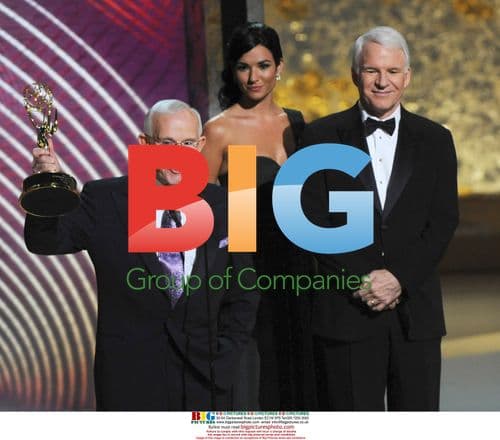 Tommy Smothers receives Emmy from Steve Martin